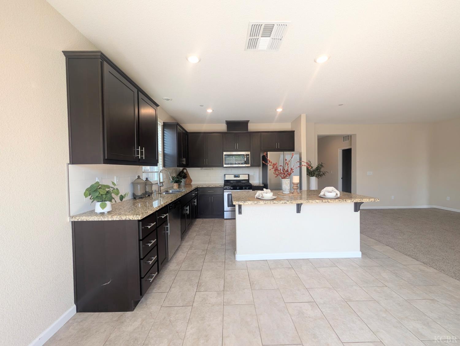 1161 Greenbrier Dr, Hanford, CA 93230
