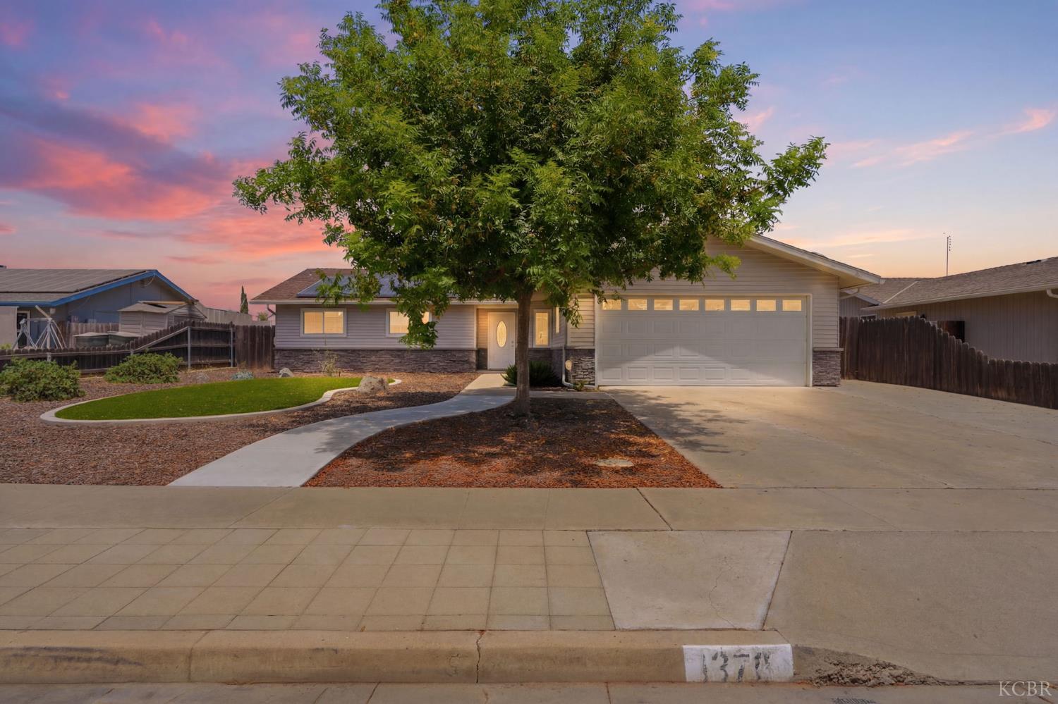 1378 Harvard Pl, Hanford, CA 93230