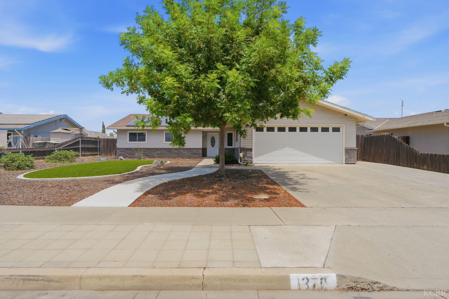 1378 Harvard Pl, Hanford, CA 93230