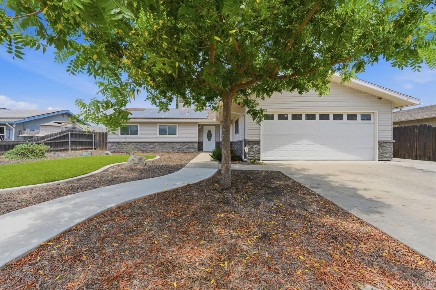 1378 Harvard Pl, Hanford, CA 93230