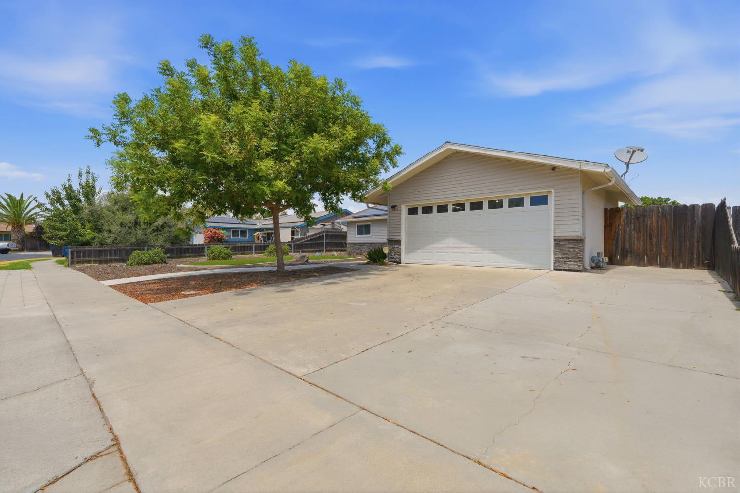 1378 Harvard Pl, Hanford, CA 93230