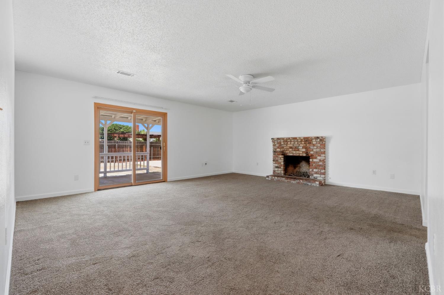 1378 Harvard Pl, Hanford, CA 93230