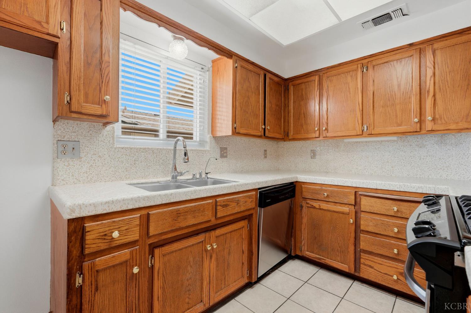 1378 Harvard Pl, Hanford, CA 93230