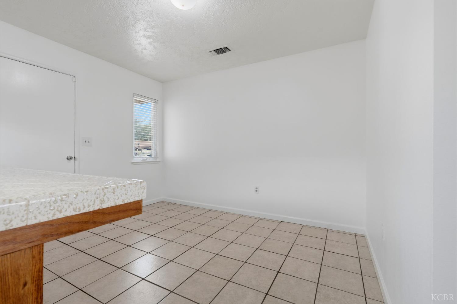 1378 Harvard Pl, Hanford, CA 93230