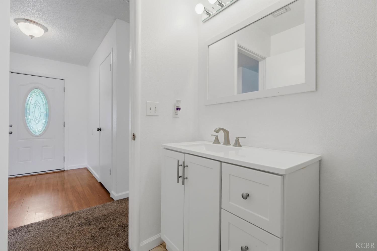 1378 Harvard Pl, Hanford, CA 93230