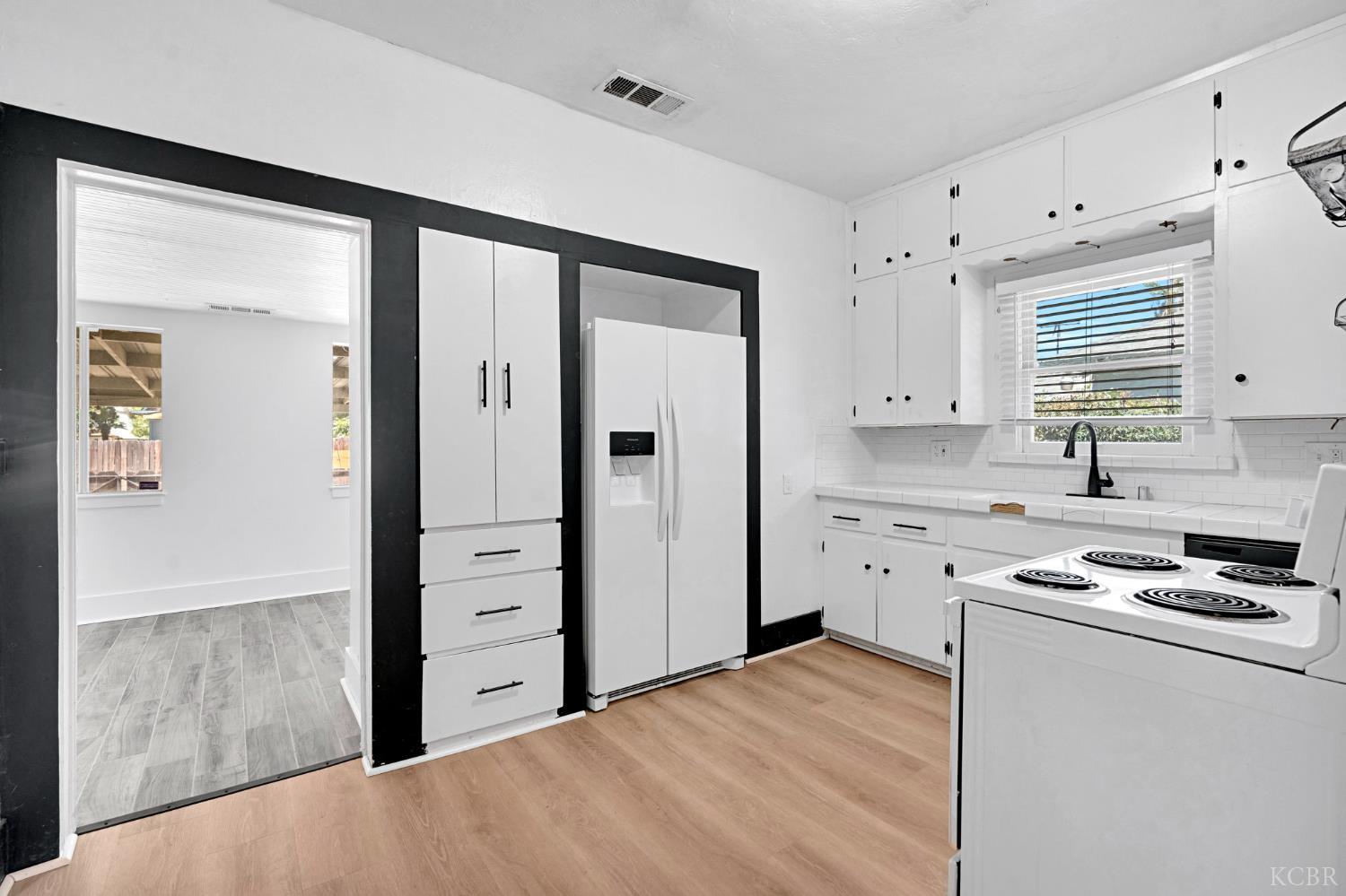 440 W Ivy St, Hanford, CA 93230