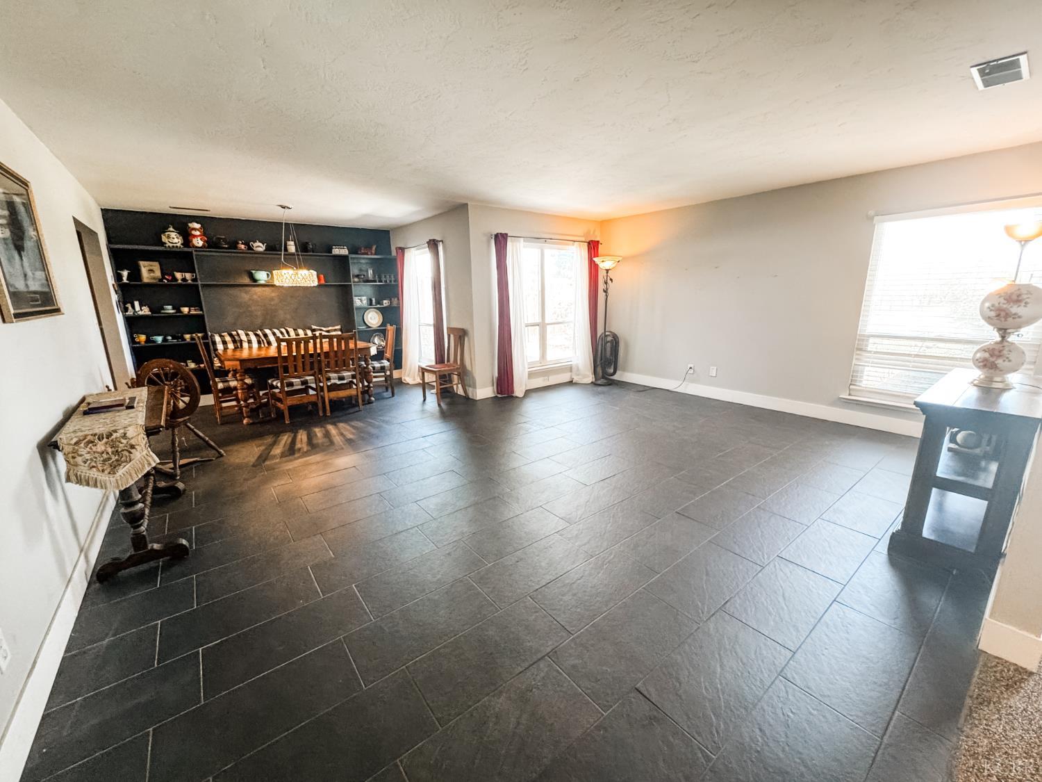 161 W Glendale Ave, Lemoore, CA 93245