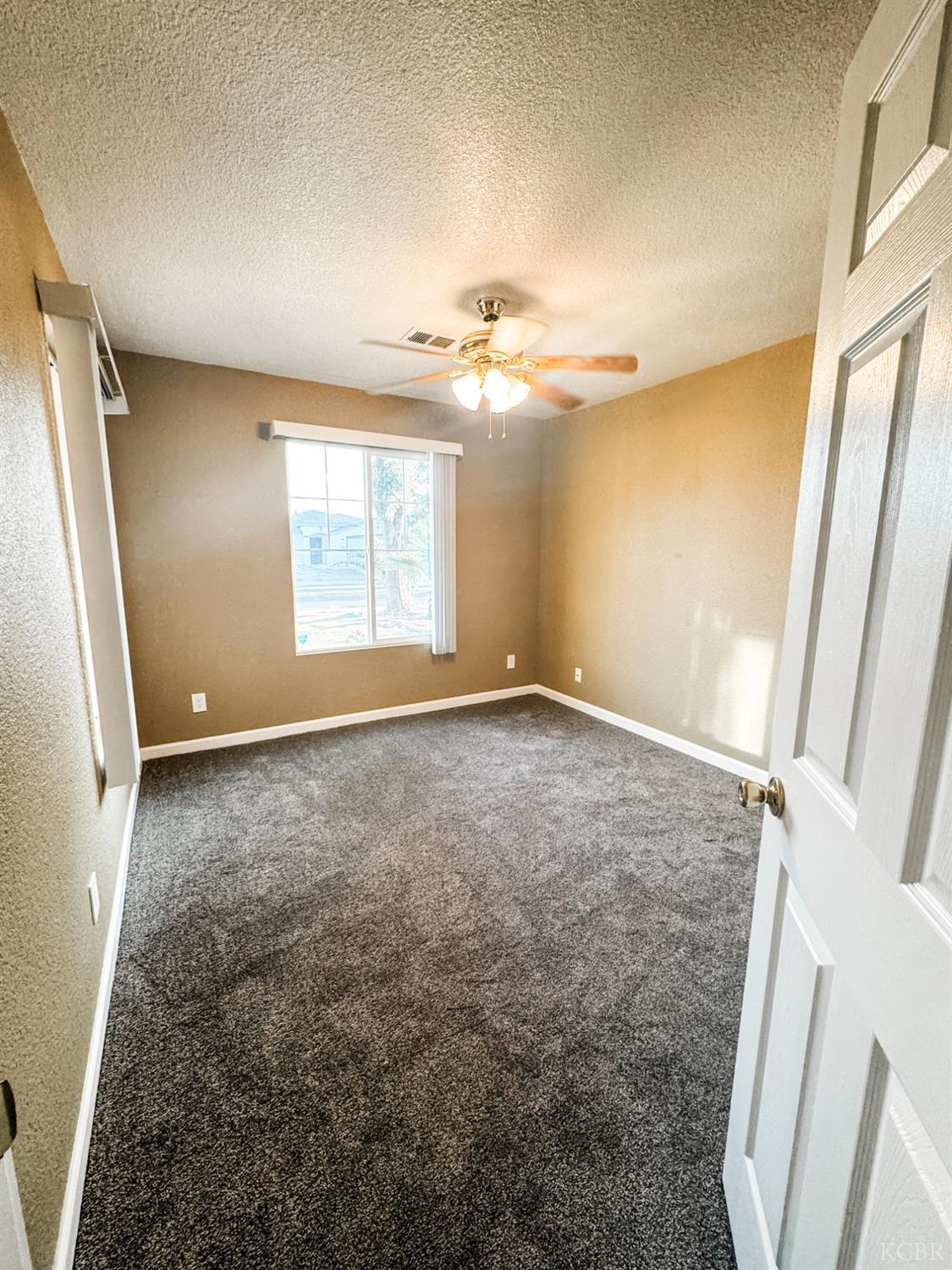 1187 E Donnybrook Pl, Hanford, CA 93230
