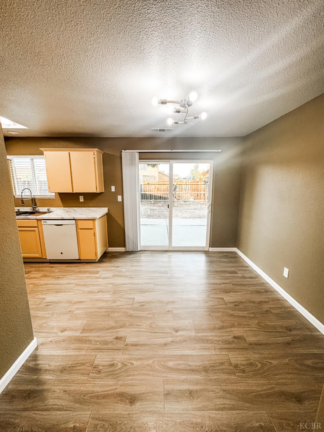 1187 E Donnybrook Pl, Hanford, CA 93230