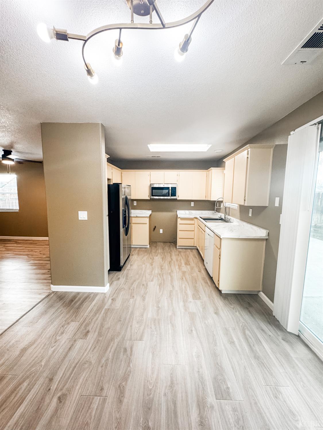 1187 E Donnybrook Pl, Hanford, CA 93230