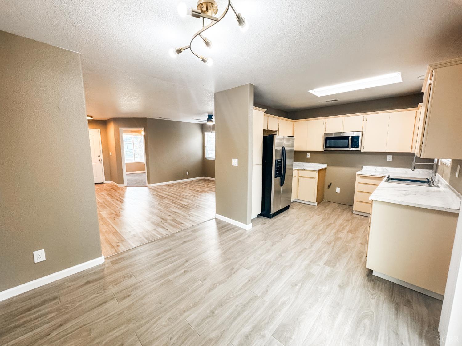 1187 E Donnybrook Pl, Hanford, CA 93230