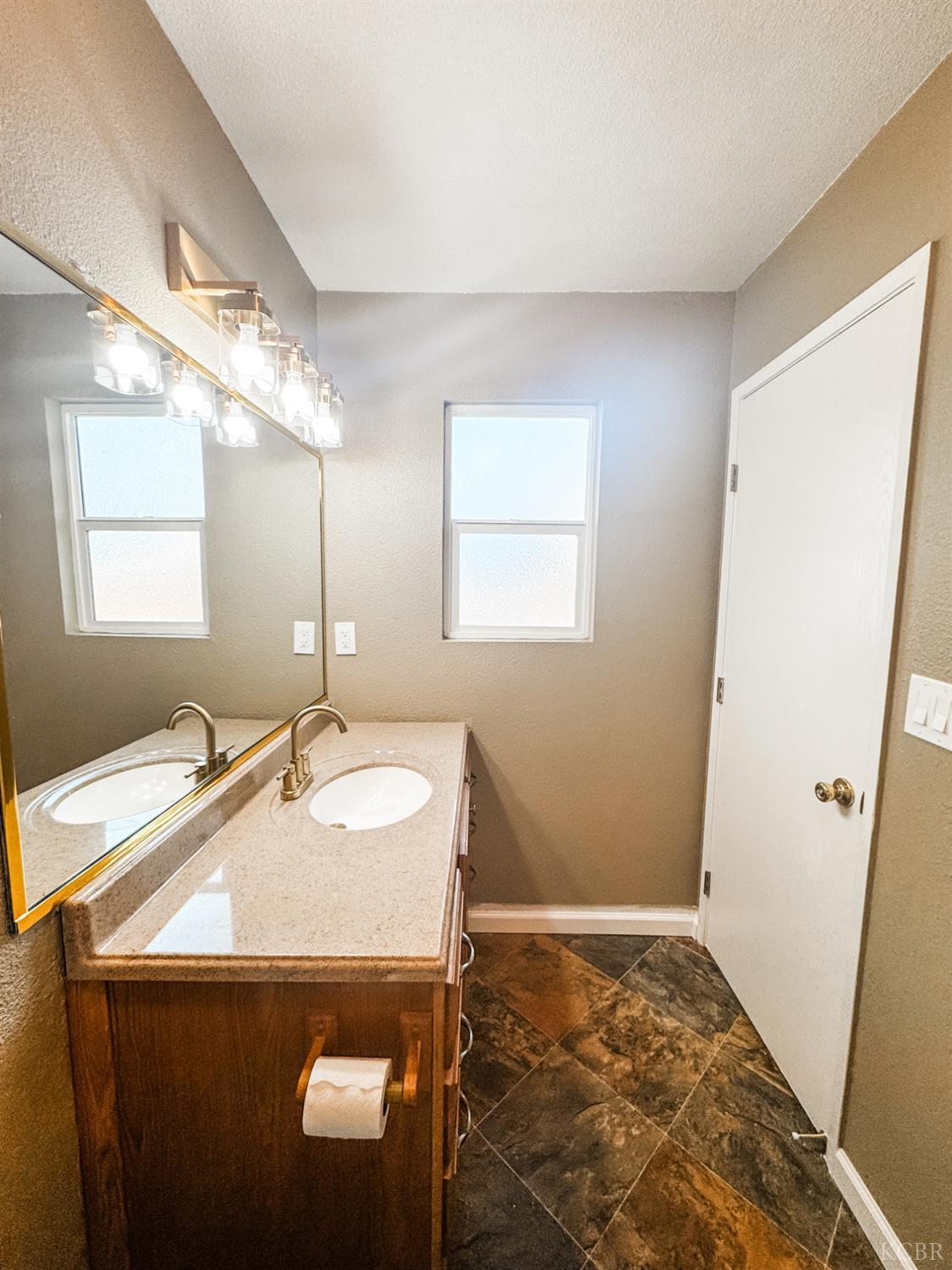 1187 E Donnybrook Pl, Hanford, CA 93230