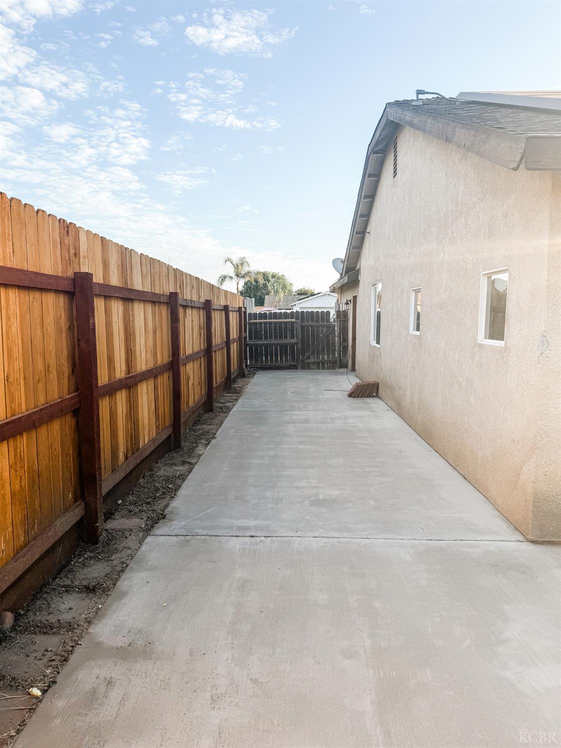 1187 E Donnybrook Pl, Hanford, CA 93230