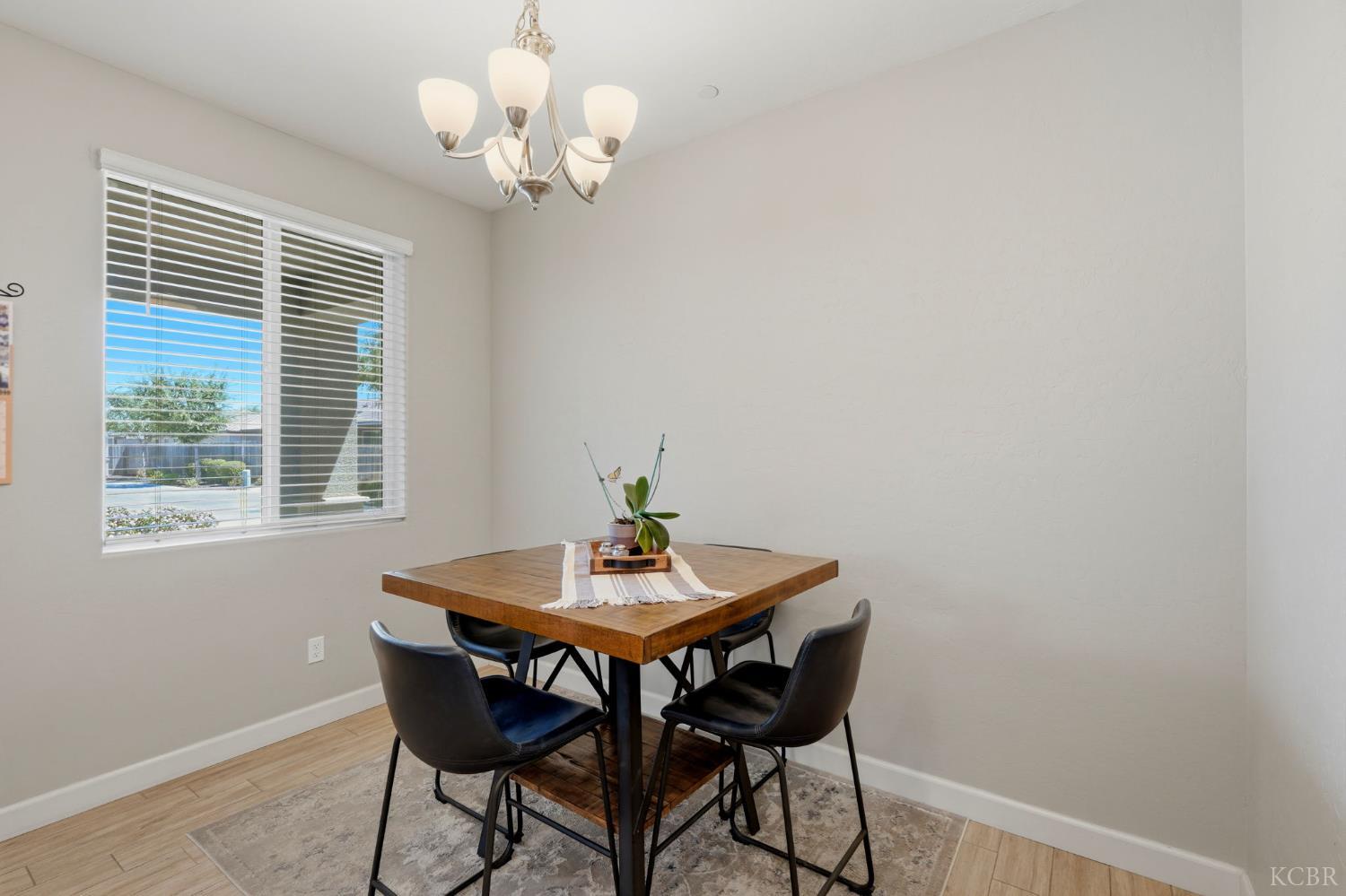 3207 N Kent St, Visalia, CA 93291