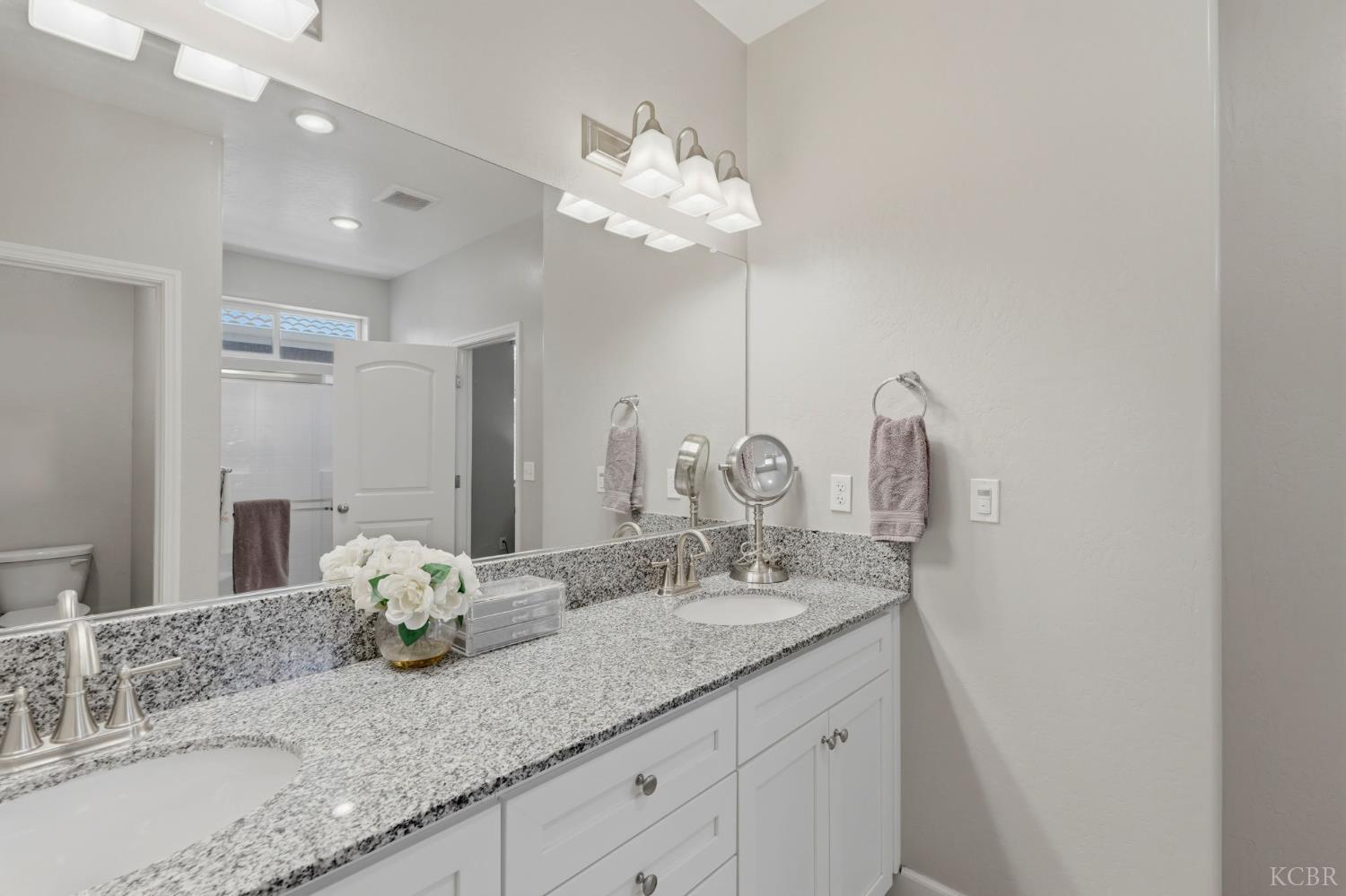3207 N Kent St, Visalia, CA 93291