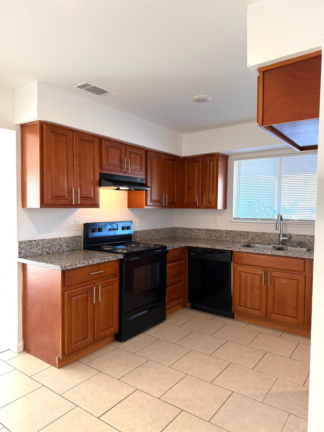 4689 N Feland Ave, Fresno, CA 93722