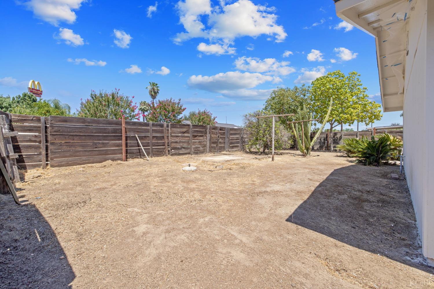 587 Sunset St, Kingsburg, CA 93631