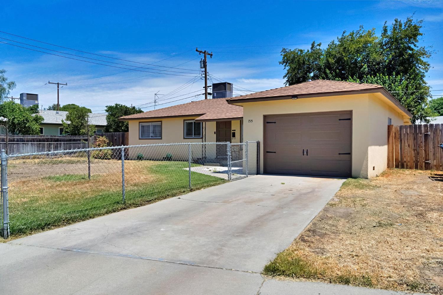 1515 Thornton St, Hanford, CA 93230