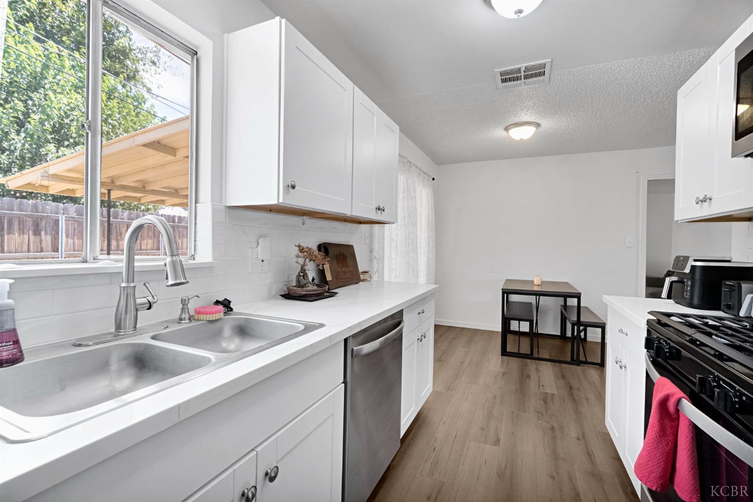 1515 Thornton St, Hanford, CA 93230