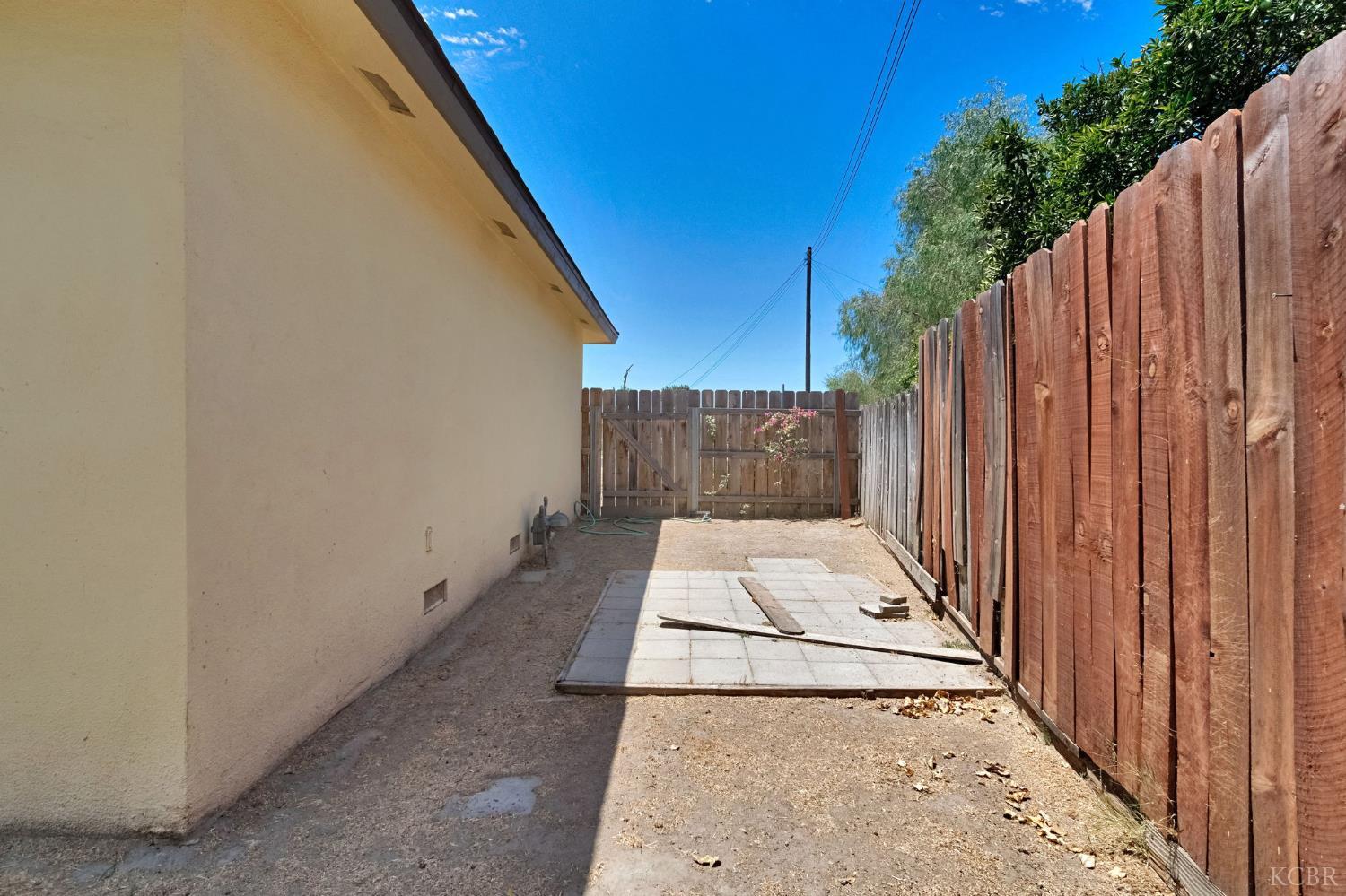 1515 Thornton St, Hanford, CA 93230