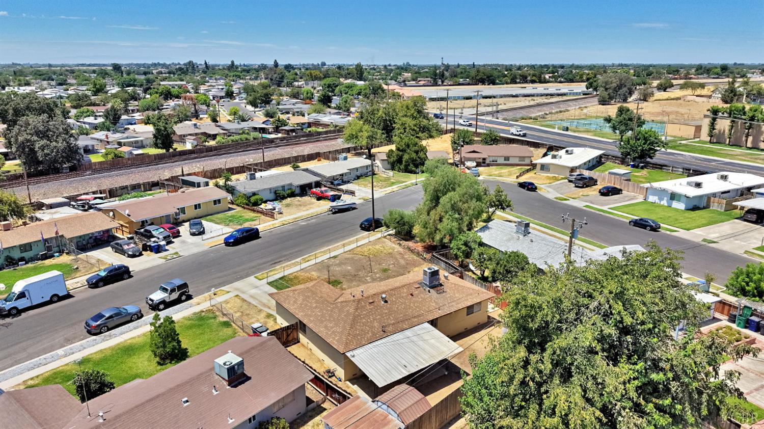 1515 Thornton St, Hanford, CA 93230