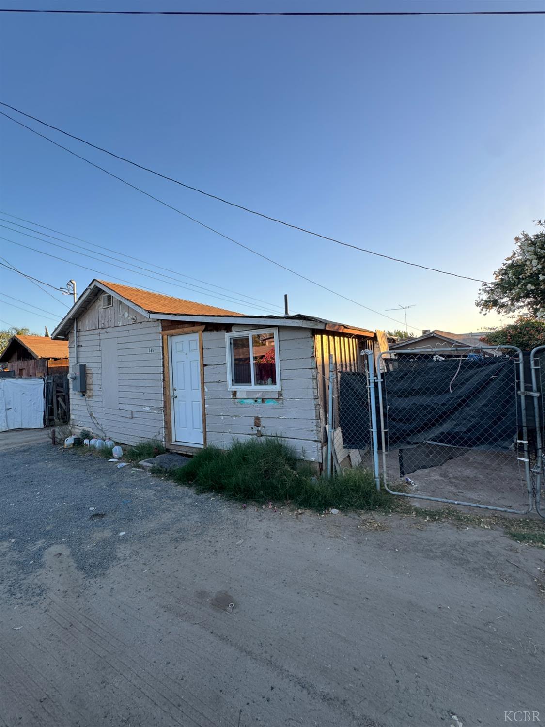 586 S Front St, Earlimart, CA 93219