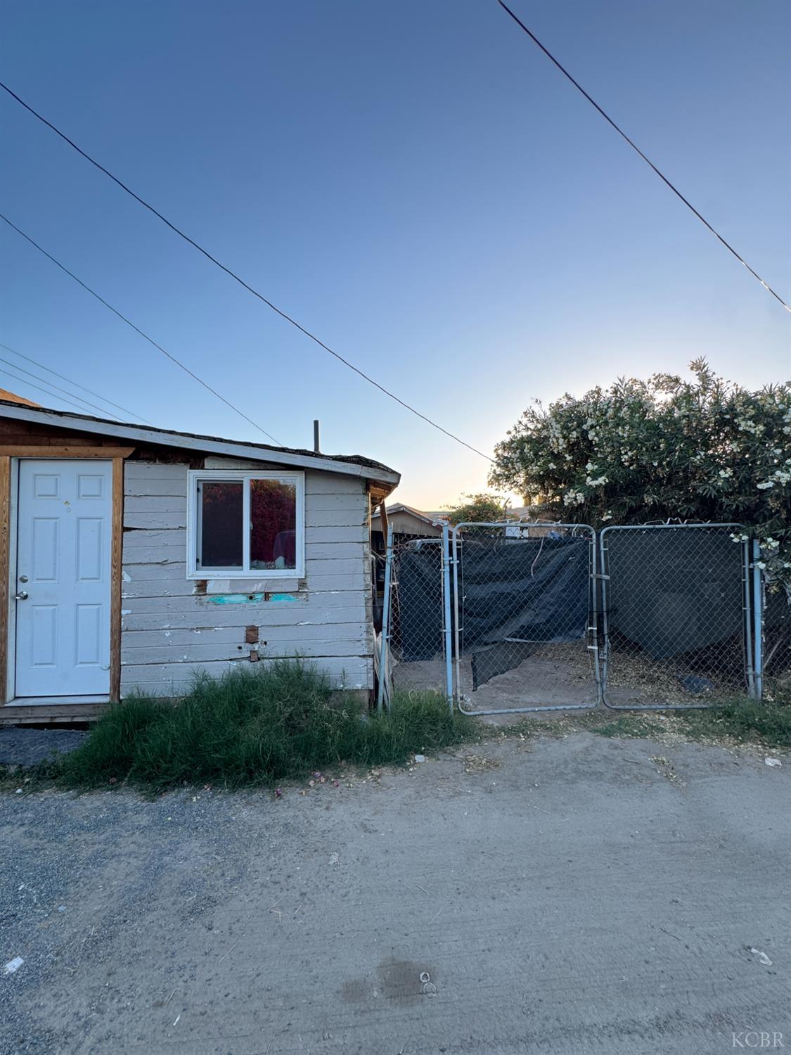 586 S Front St, Earlimart, CA 93219
