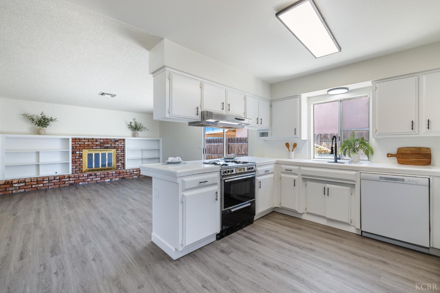 2117 Beechwood Ct, Hanford, CA 93230