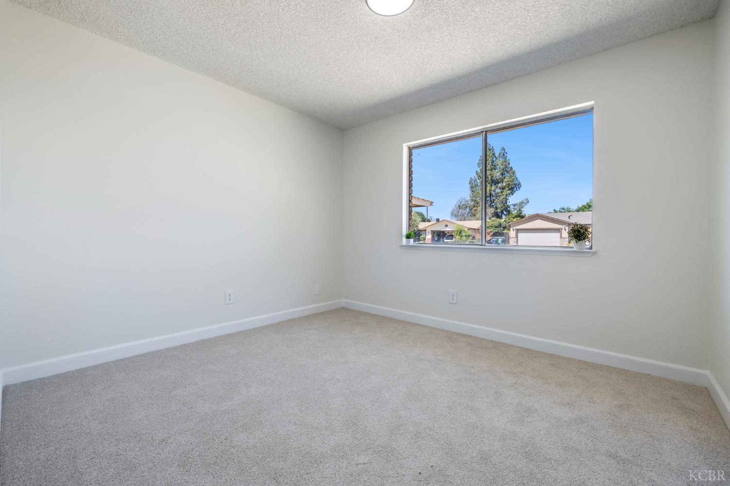 2117 Beechwood Ct, Hanford, CA 93230