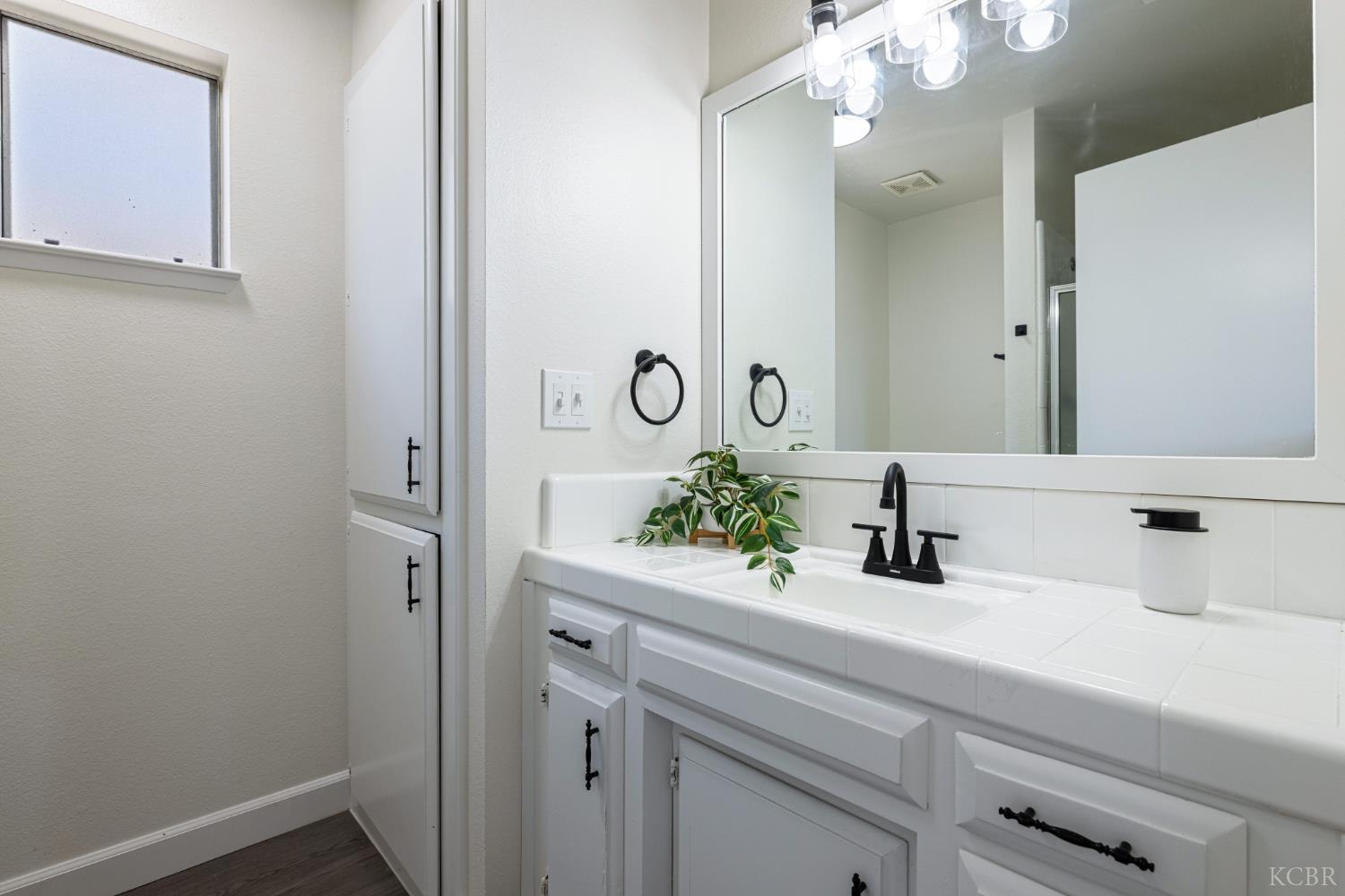 2117 Beechwood Ct, Hanford, CA 93230