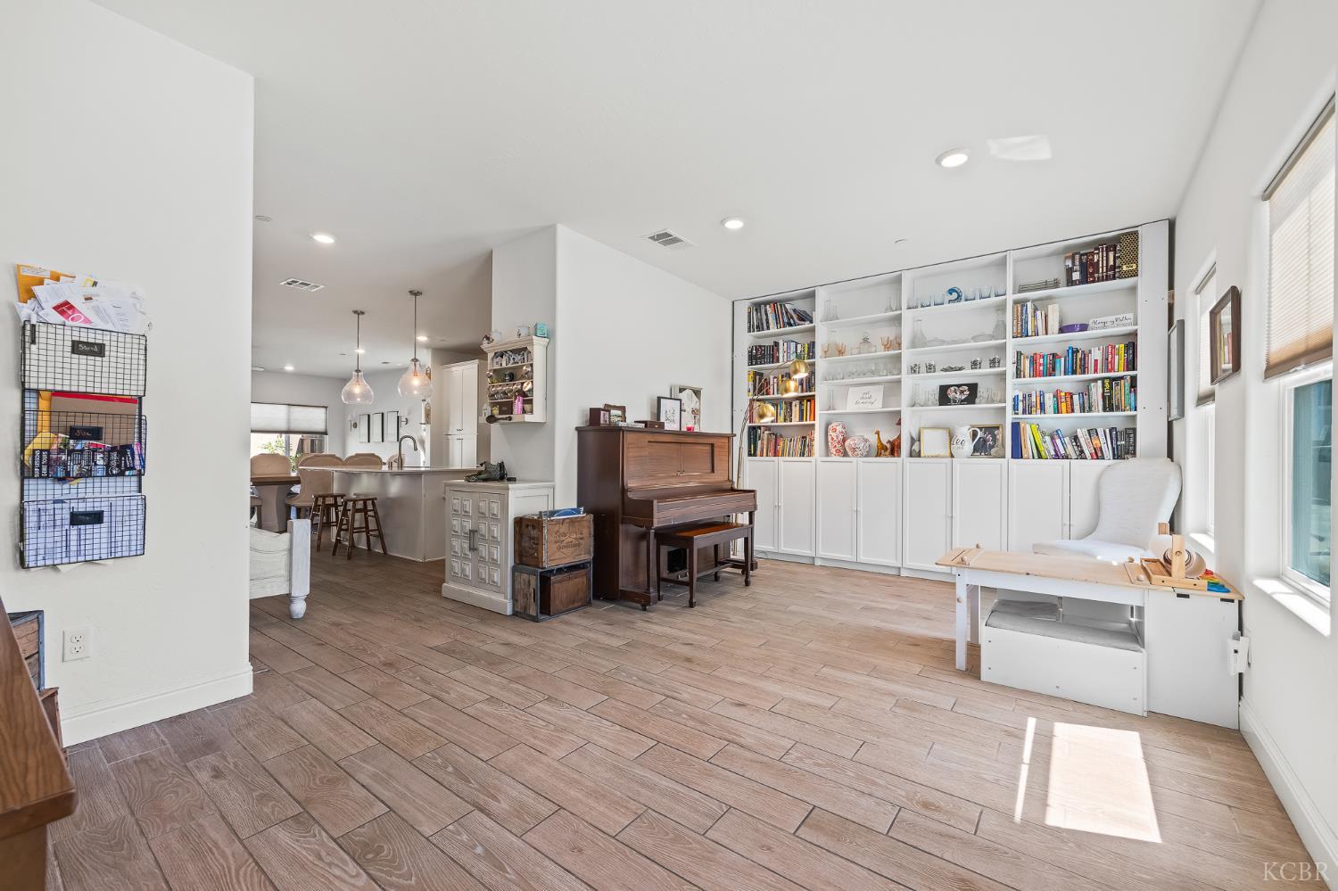 1733 N Frontier St, Hanford, CA 93230
