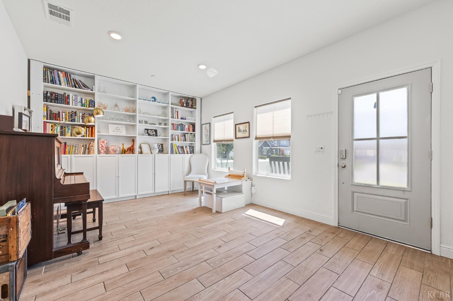 1733 N Frontier St, Hanford, CA 93230