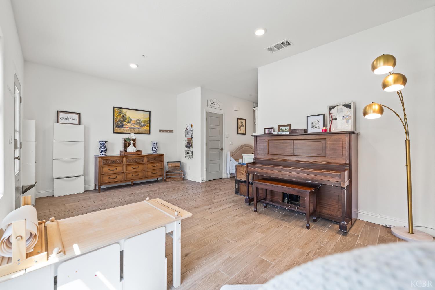 1733 N Frontier St, Hanford, CA 93230