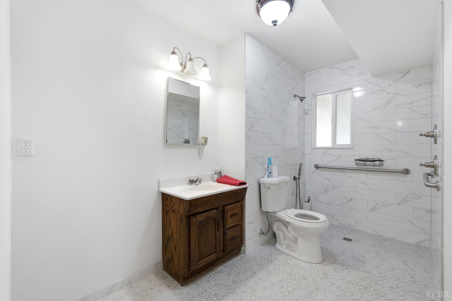 1299 Mary St, Hanford, CA 93230