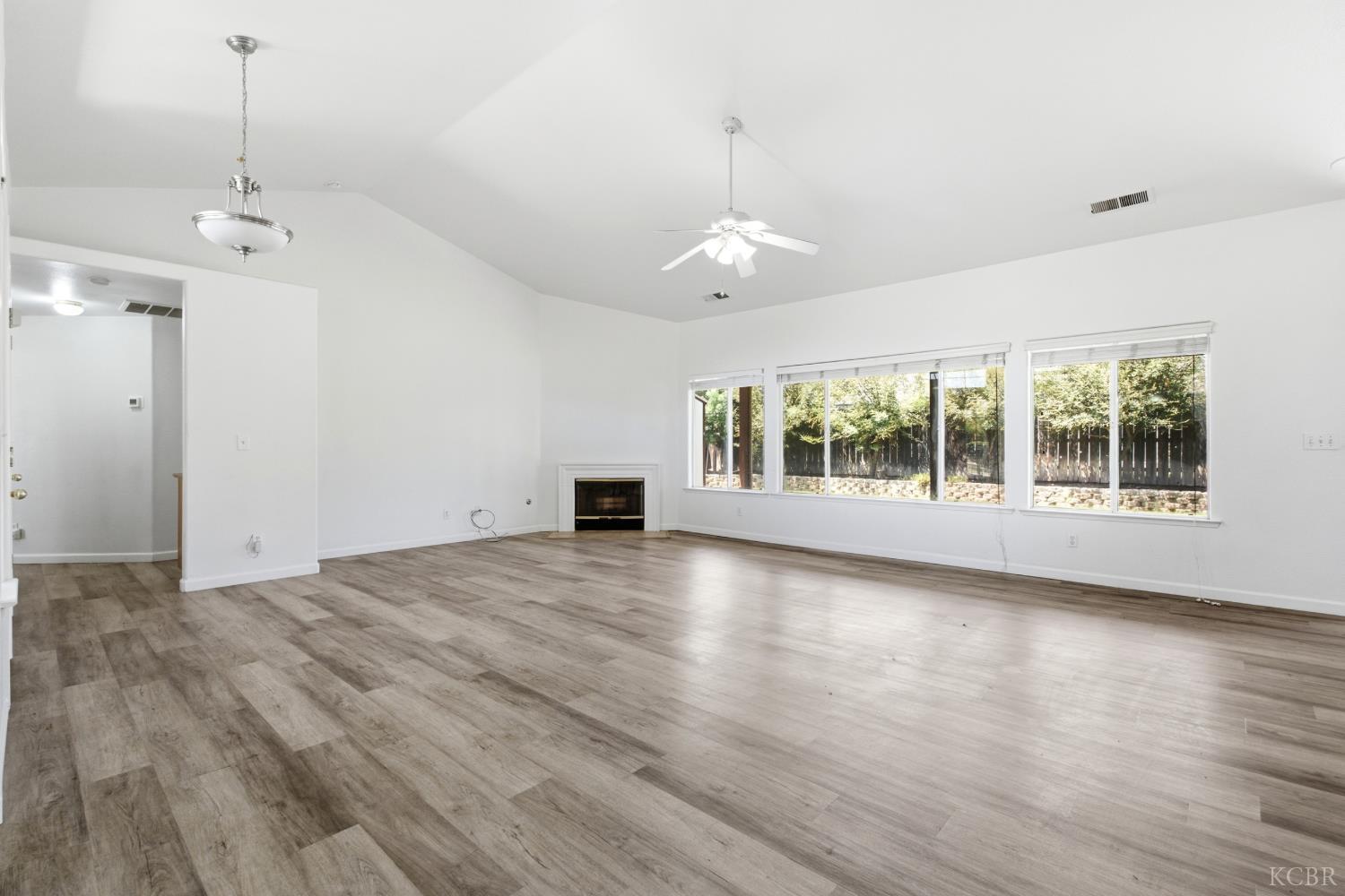 484 W Cinnamon Ave, Hanford, CA 93230