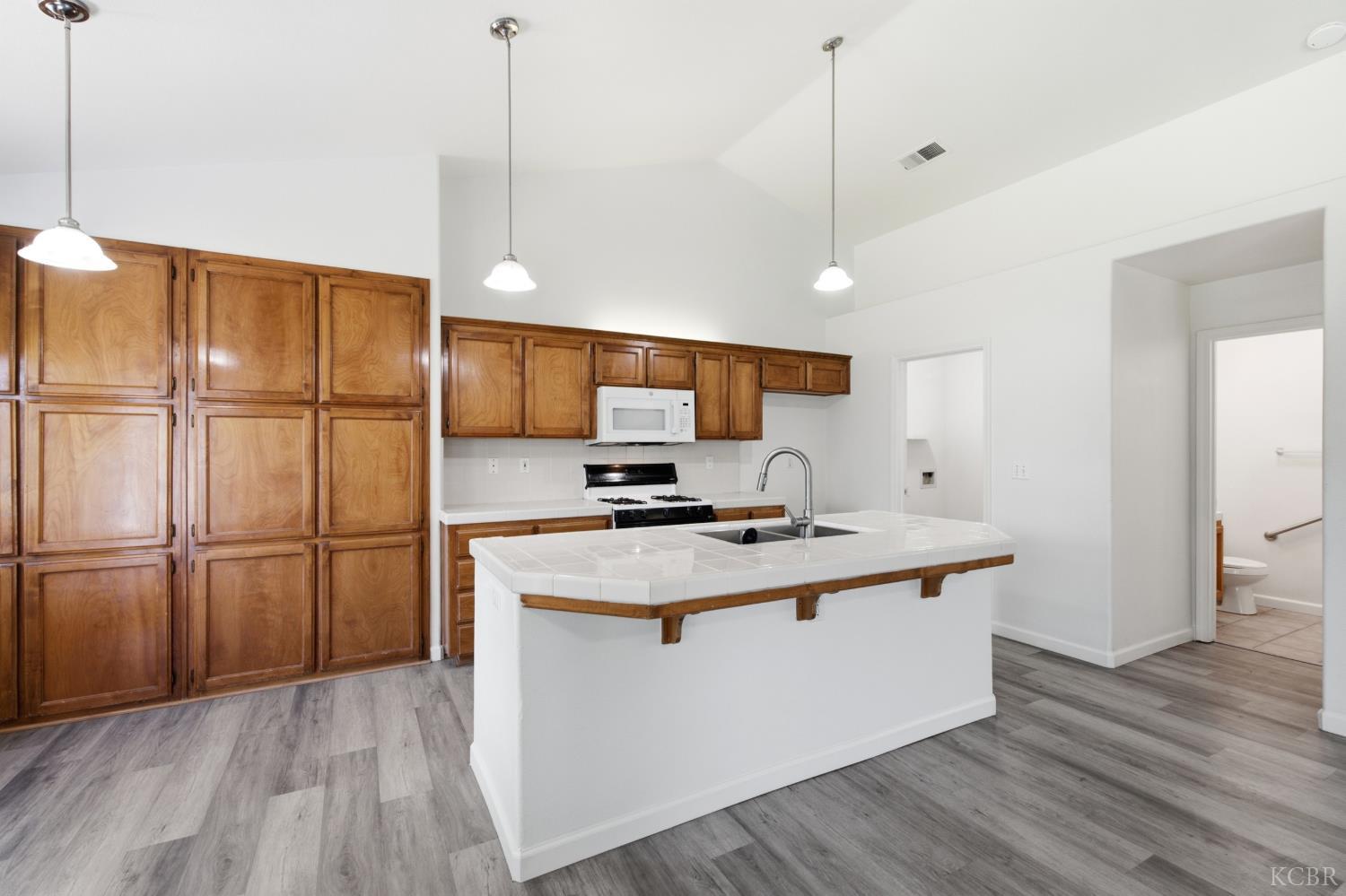 484 W Cinnamon Ave, Hanford, CA 93230