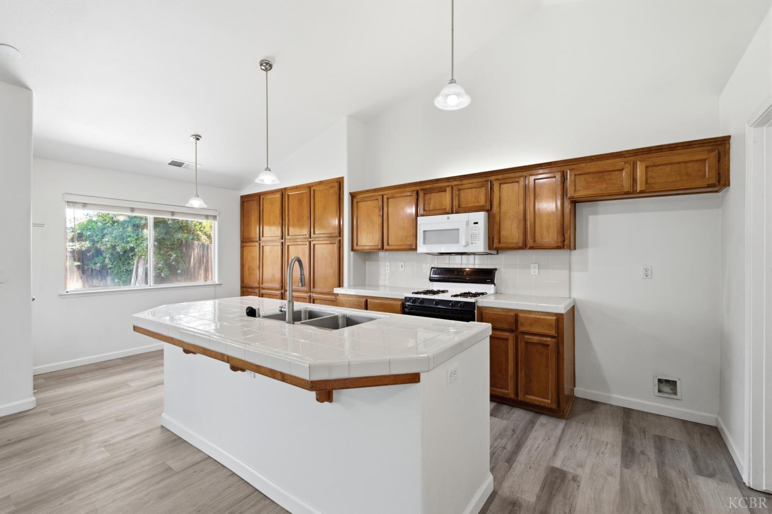 484 W Cinnamon Ave, Hanford, CA 93230