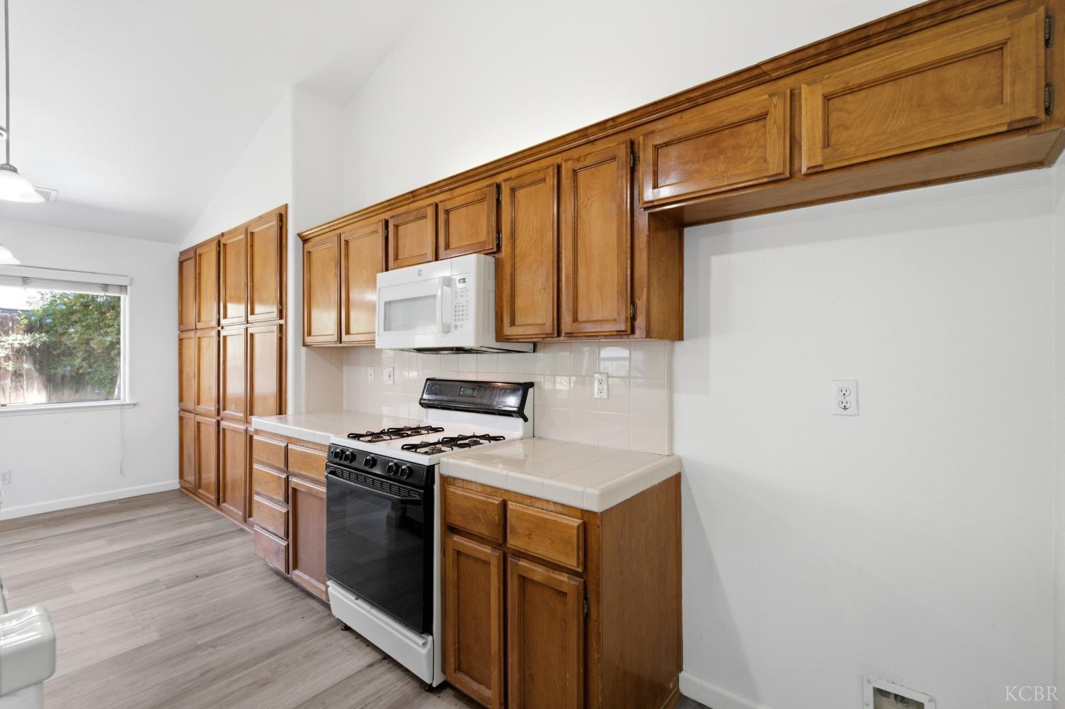 484 W Cinnamon Ave, Hanford, CA 93230