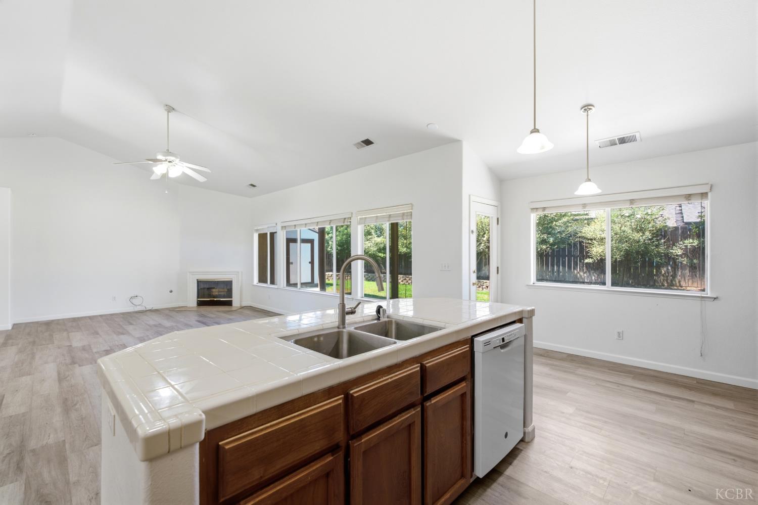 484 W Cinnamon Ave, Hanford, CA 93230