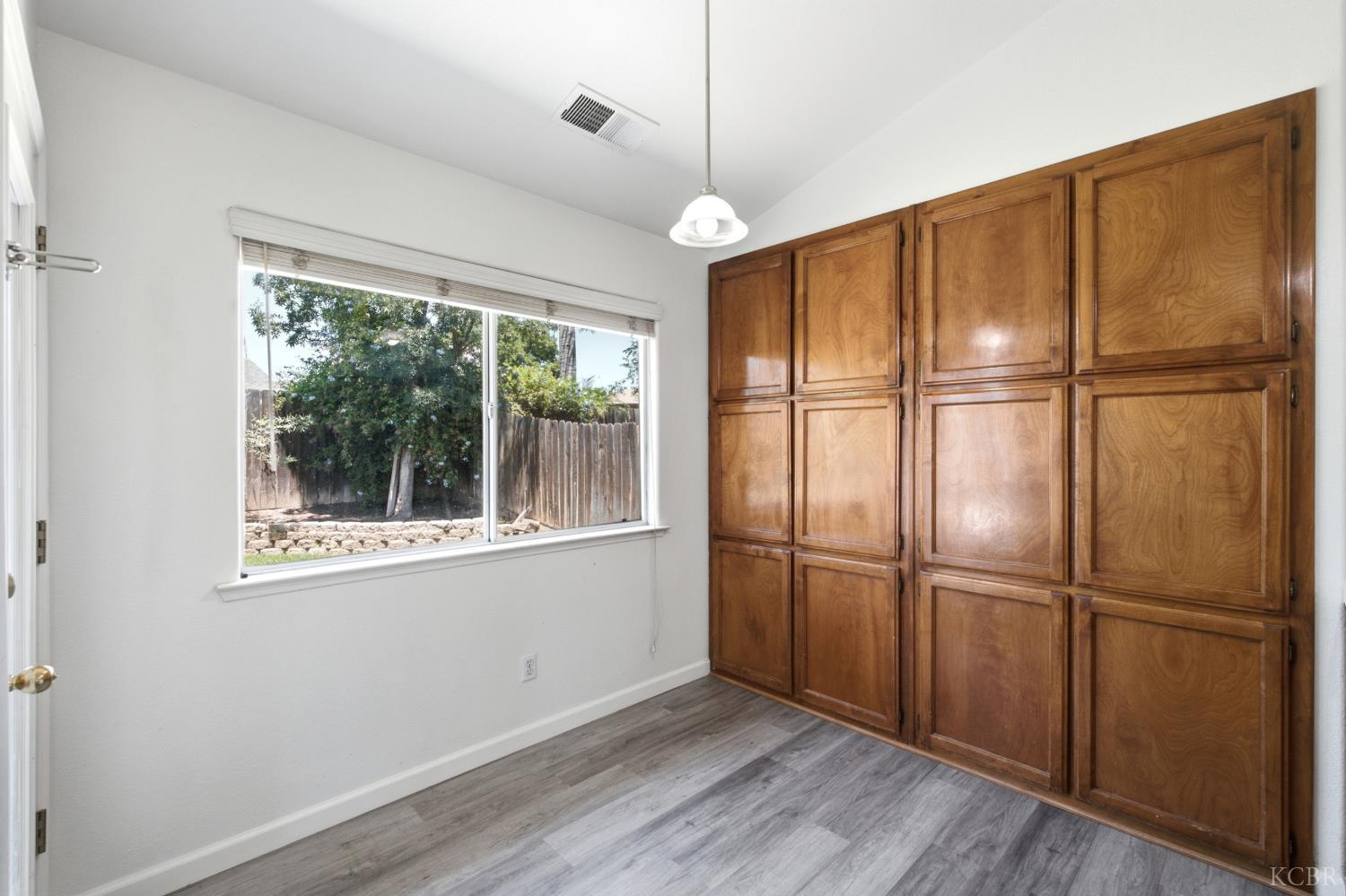 484 W Cinnamon Ave, Hanford, CA 93230