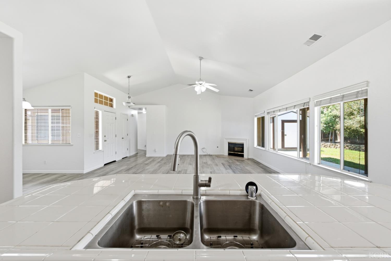 484 W Cinnamon Ave, Hanford, CA 93230