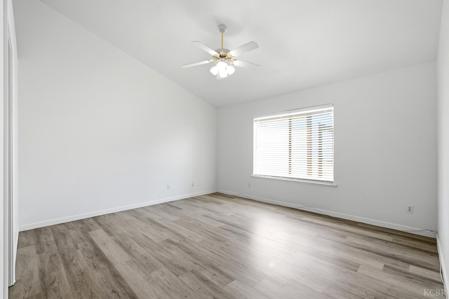 484 W Cinnamon Ave, Hanford, CA 93230
