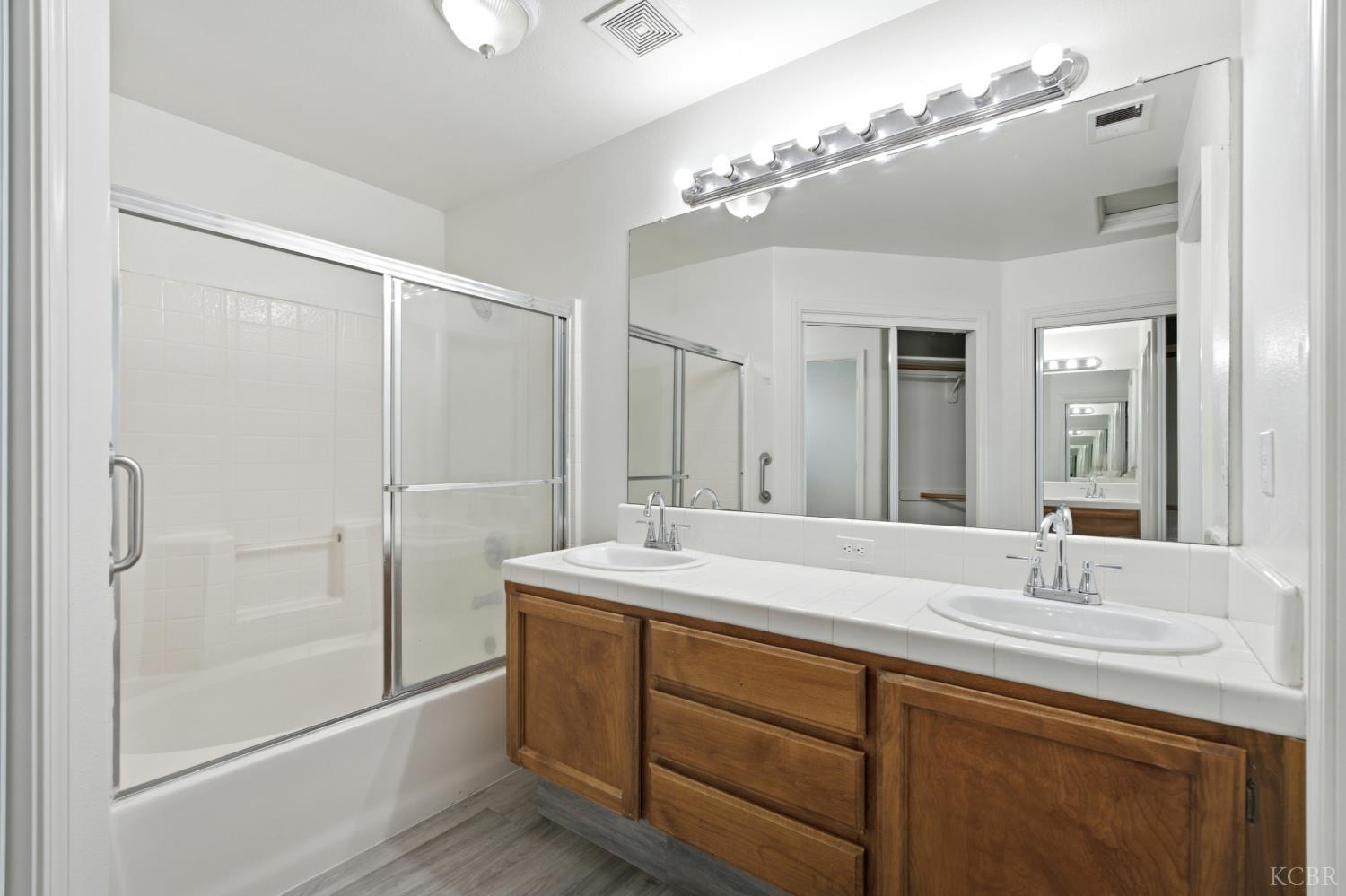484 W Cinnamon Ave, Hanford, CA 93230