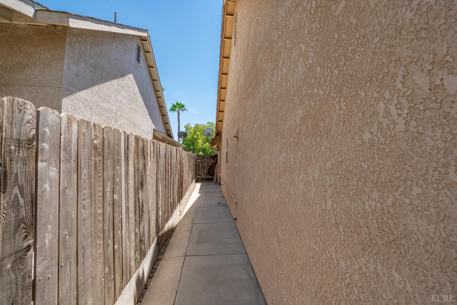 484 W Cinnamon Ave, Hanford, CA 93230