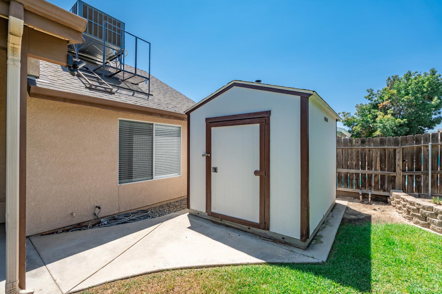 484 W Cinnamon Ave, Hanford, CA 93230
