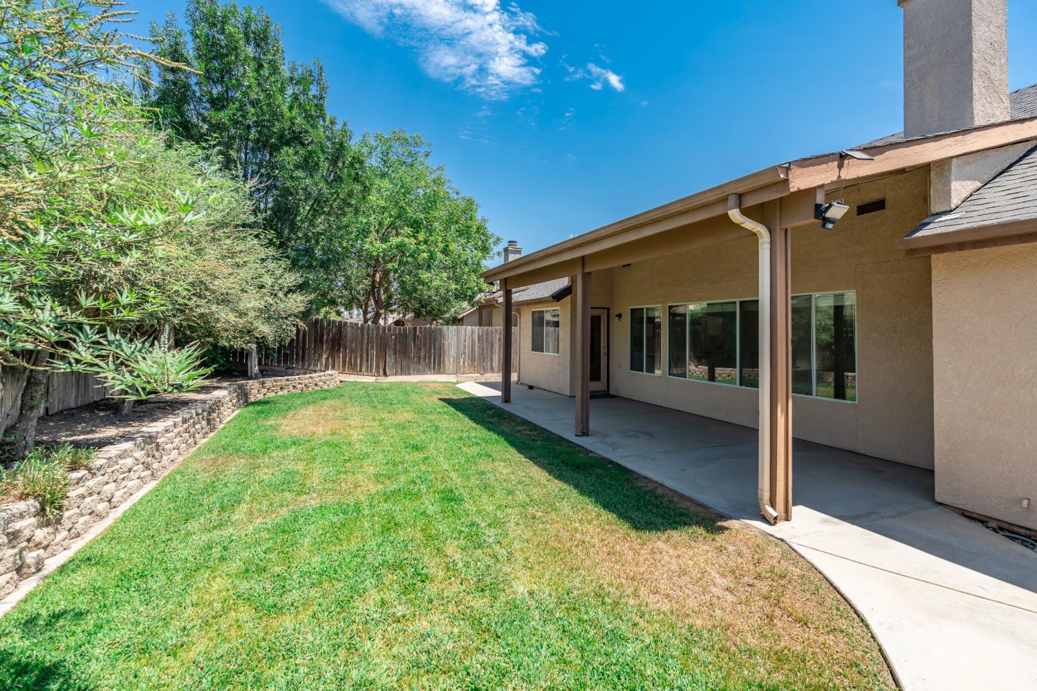 484 W Cinnamon Ave, Hanford, CA 93230