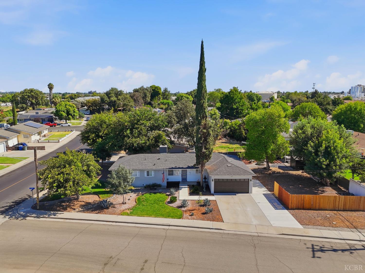 890 Laurel Ln, Lemoore, CA 93245