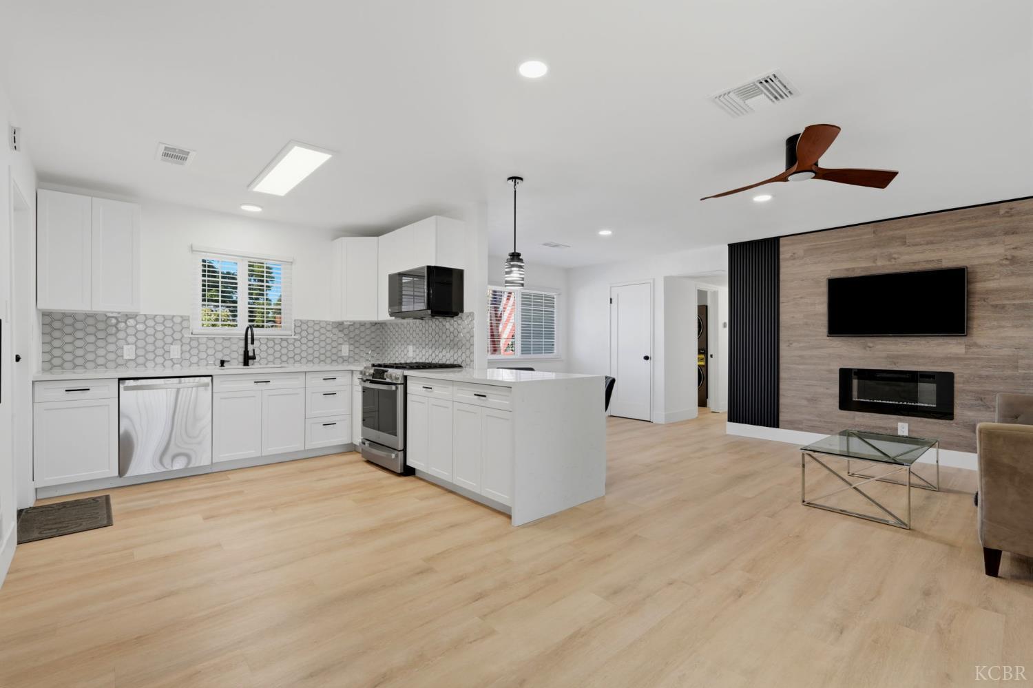 890 Laurel Ln, Lemoore, CA 93245
