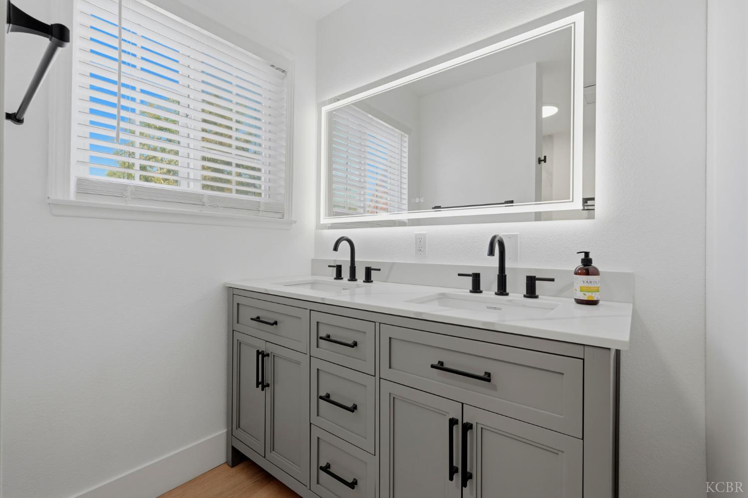 890 Laurel Ln, Lemoore, CA 93245