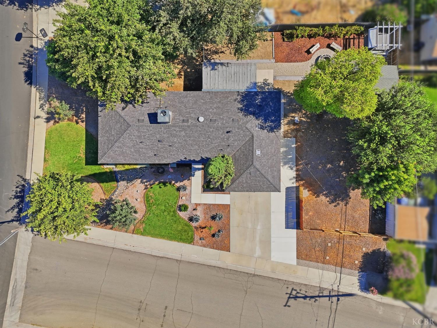 890 Laurel Ln, Lemoore, CA 93245
